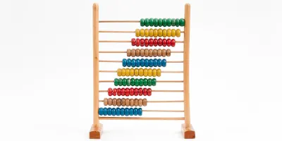 Un abac mare, colorat, de lemn, pe fond alb