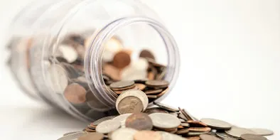 Un borcan cu monezi rasturnat, vazut de aproape