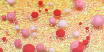 Globule albe și rosii dispersate pe un suport artificial, marite si vazute de aproape