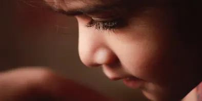 Fata unei fetite vazuta din lateral foarte aproape