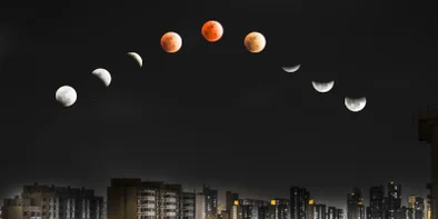 Toate fazele lunii simultan pe un cer negru deasupra unui oras noaptea