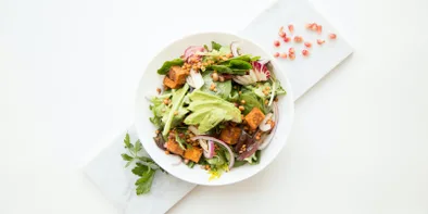 O farfurie plina cu o salata foarte colorata si apetisanta