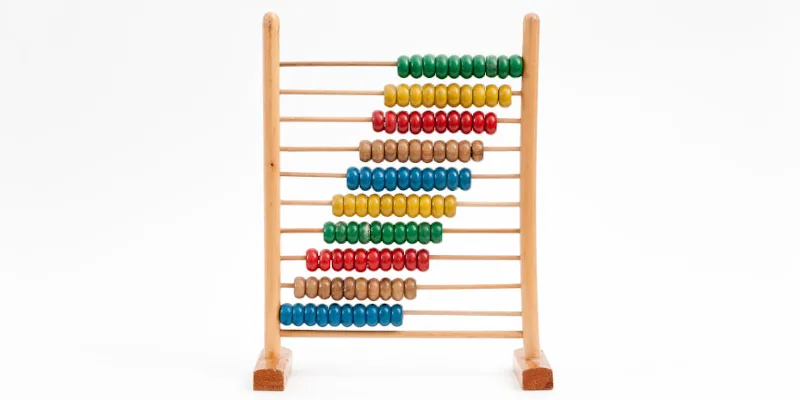 Un abac mare, colorat, de lemn, pe fond alb