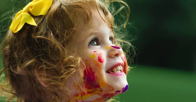 O cana alba mare, plină cu cafea, pe o masa de lemn deschis