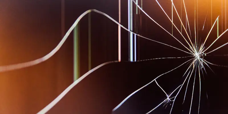 Un geam foarte crapat cu un fundal maroniu-rosiatic