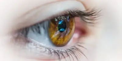 Un ochi vazut foarte de aproape, usor din lateral