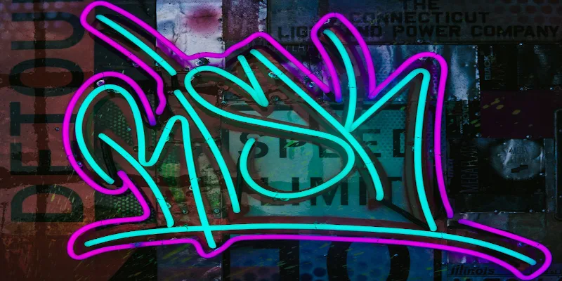 Cuvantul risk scris cu neoane pe un perete