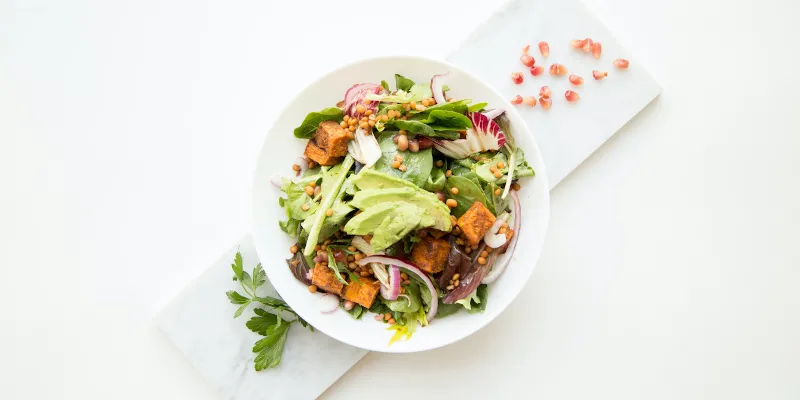 O farfurie plina cu o salata foarte colorata si apetisanta