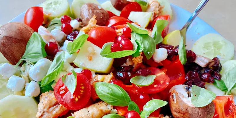 O salata cu multe rosii chery, foarte colorata, vazuta de aproape