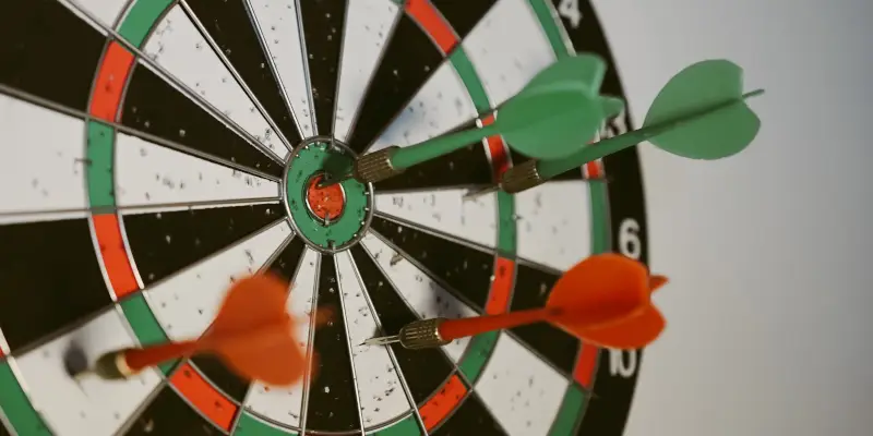 Mai multe sageti de darts infipte intr-o tinta, una in centru